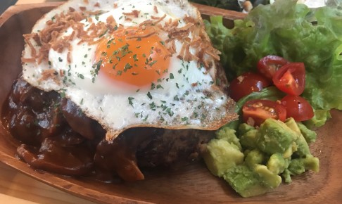 ロコモコのハンバーグとアボカド