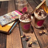 【2/1】FREAKY WARDROBE COFFEEで『きのこの山』『たけのこの里』を使用したラテを販売！
