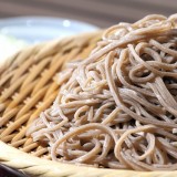 幻のそば粉を使用した極太ちぢれ麺『手打ちそば さくら』