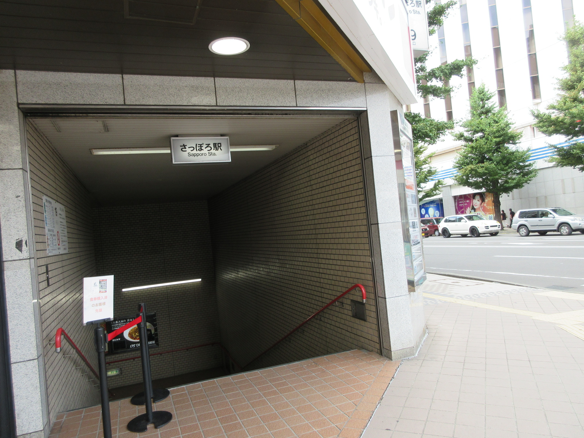 地上にある札幌駅19番出口