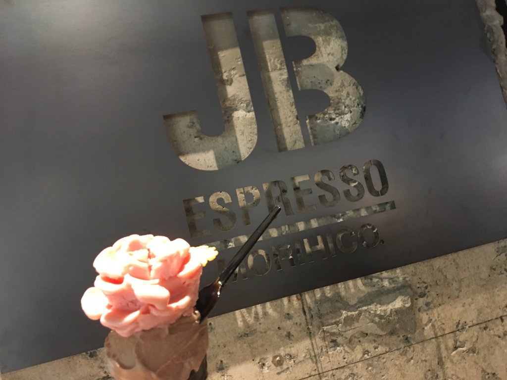 JB ESPRESSO MORIHICO.+D(ジェイビー エスプレッソ モリヒコ プラスディー)のロゴと花びら型のジェラート