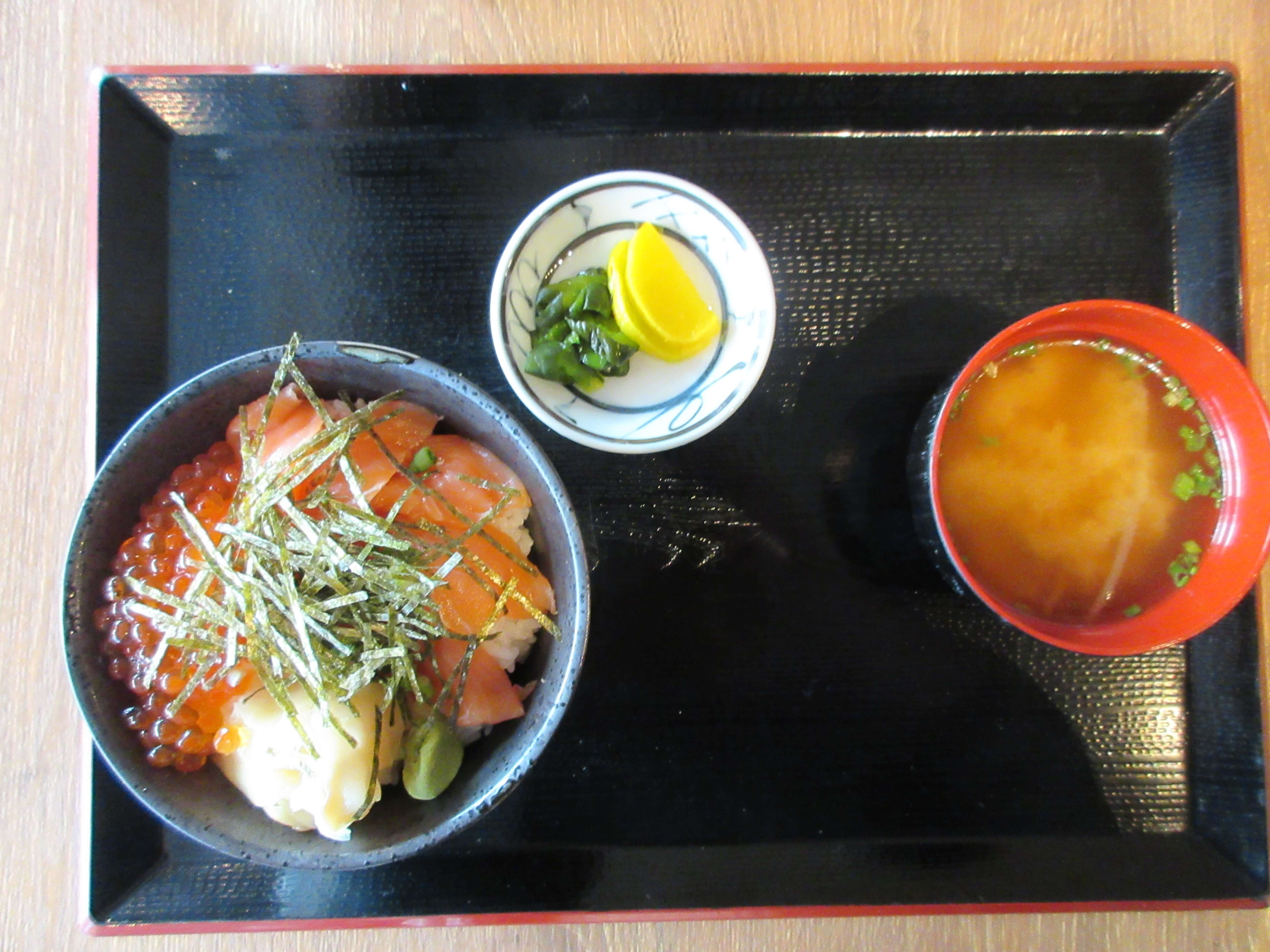 大衆酒場 富士山(ふじやま)の秋鮭といくら丼