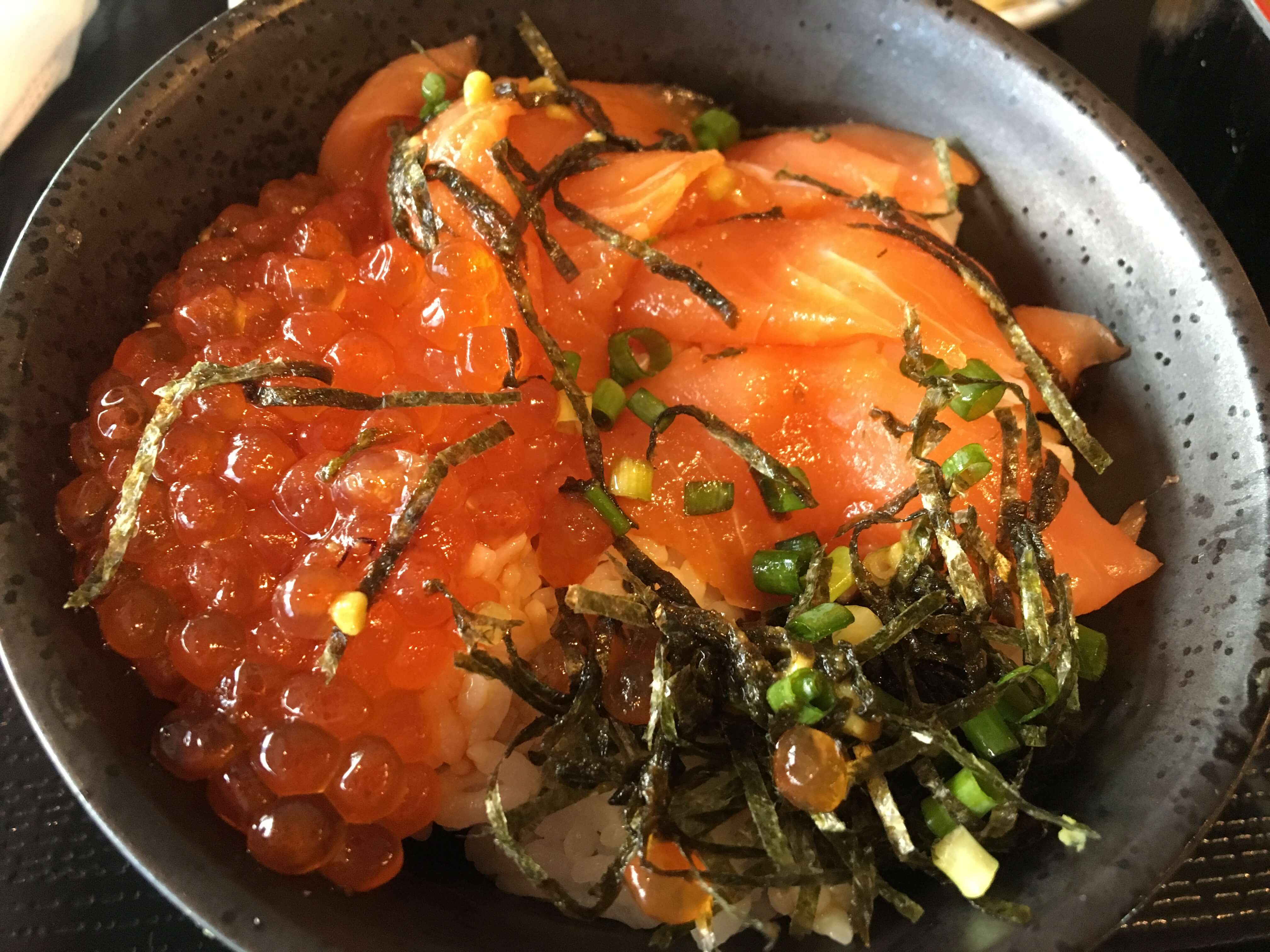 大衆酒場 富士山(ふじやま)の秋鮭といくら丼には一面に秋鮭といくらが広がる