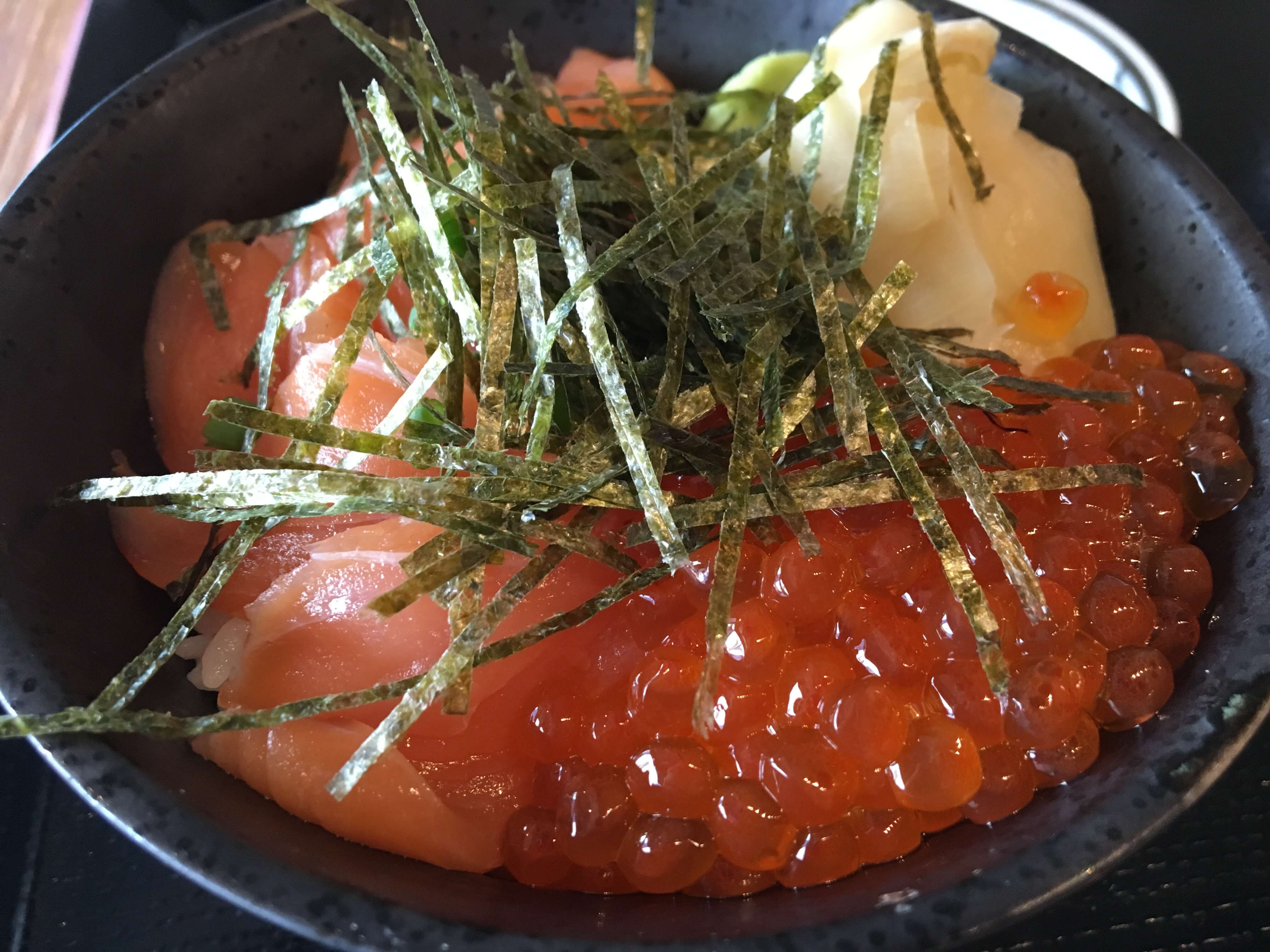 大衆酒場 富士山(ふじやま)の秋鮭といくら丼には秋鮭といくらがたっぷり乗っている