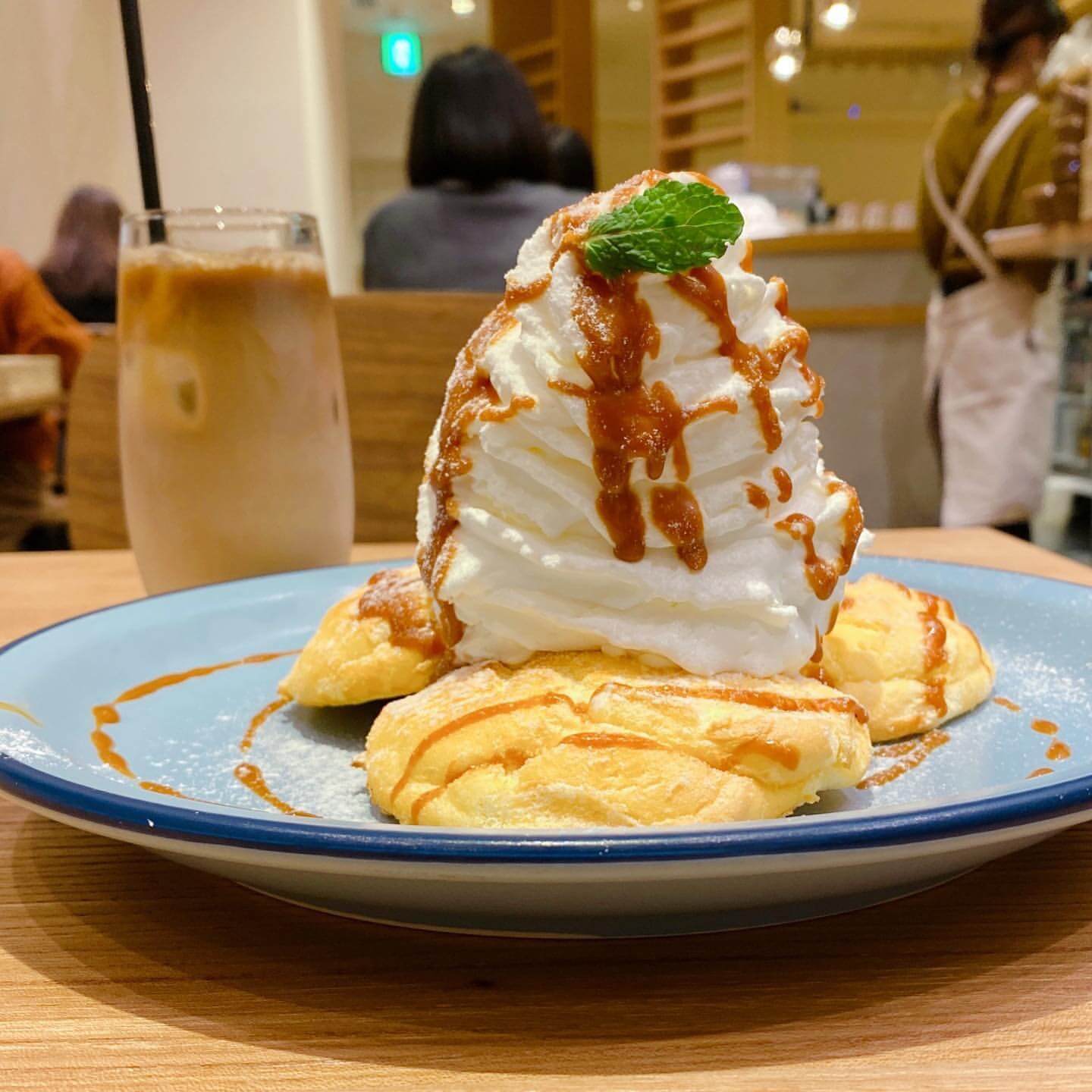 CafeBlue(カフェブルー) シタッテサッポロ店の塩キャラメルパンケーキにはクリームが盛り盛り！