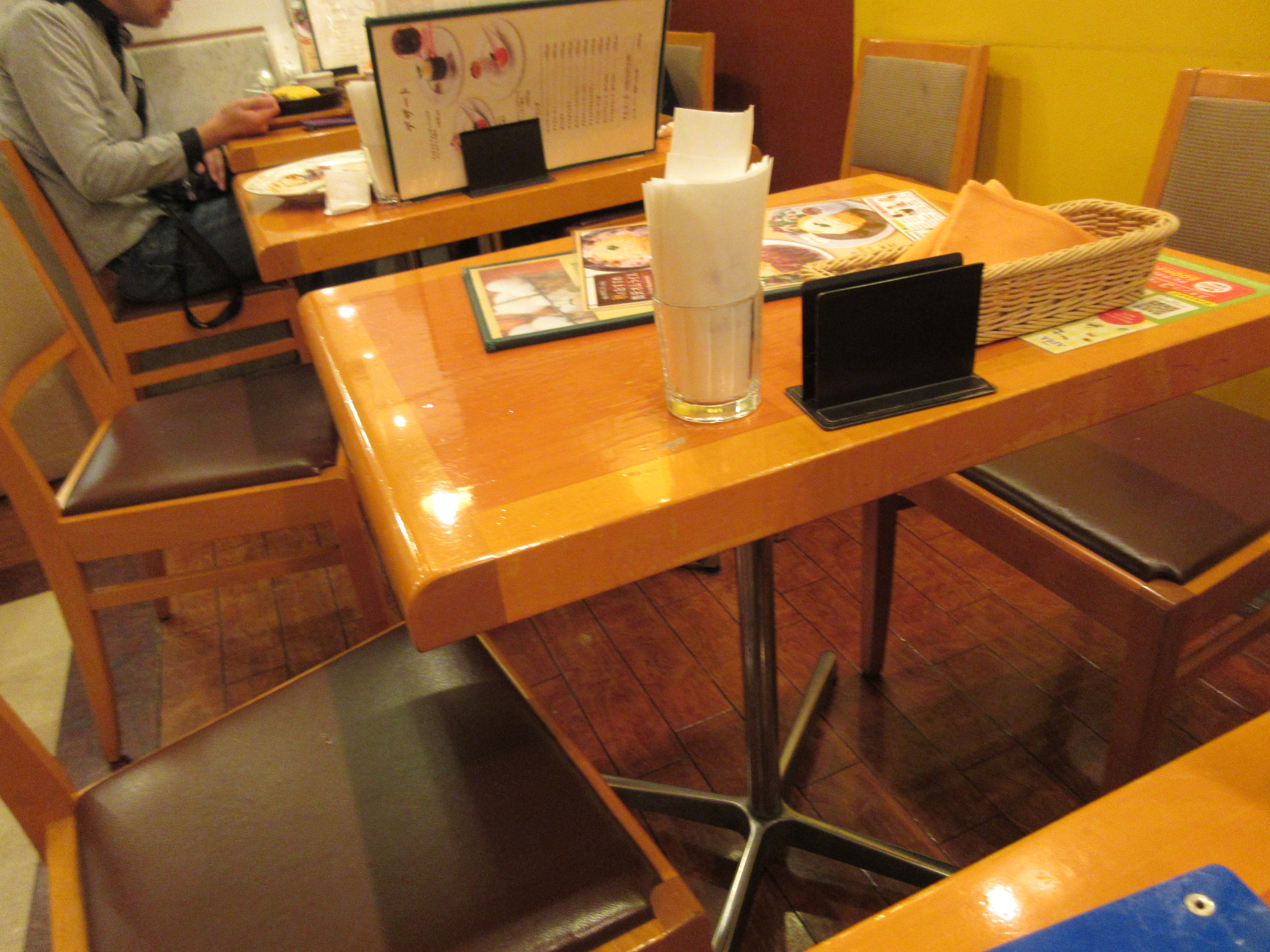 卵と私 札幌アピア店のテーブル席は隣とけっこう近め