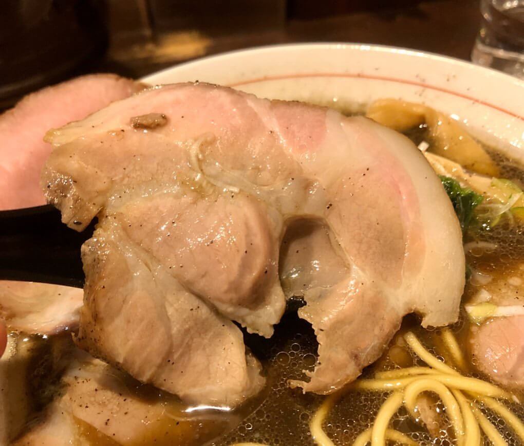 切田製麺 札幌店の黒正油チャーシュー麺のチャーシュー