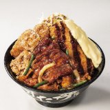 すた丼屋から牛・豚・鶏を盛り合わせた『トリプルすたみな爆肉丼』が登場！+料金でさらに増し増しに！