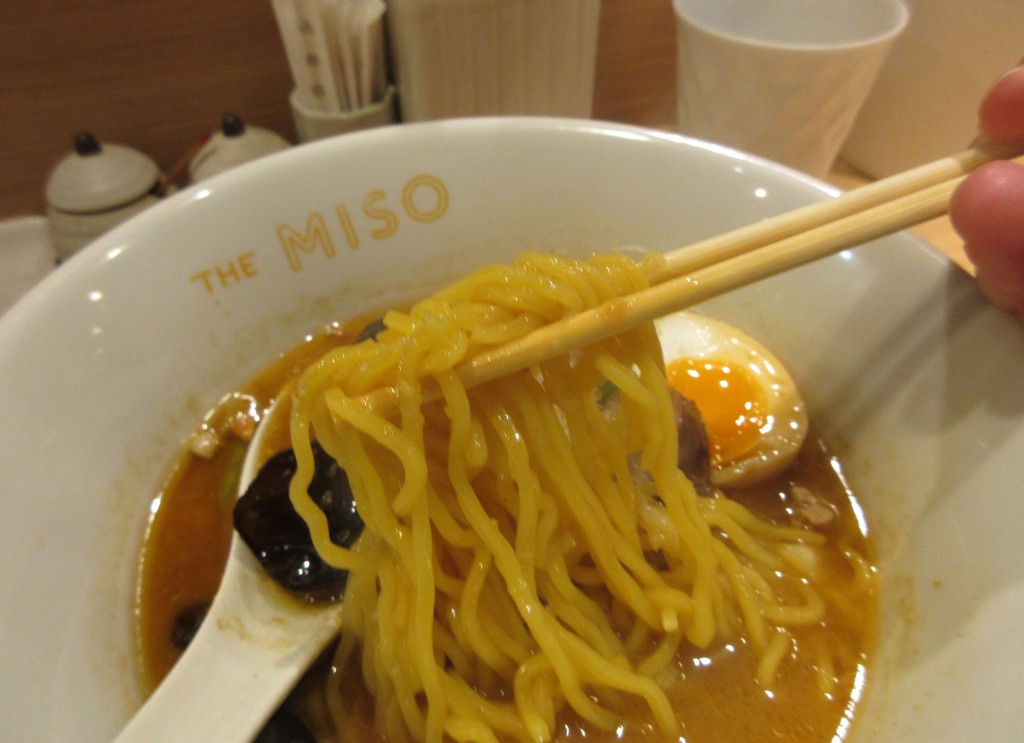 THE MISOの味噌ラーメンの麺