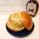 シムスレーンバーガースタンドで12月限定スイーツバーガー『ベイクドアップル&メープルシロップアイスバーガー』が発売！