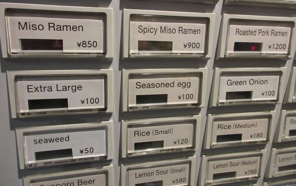 THE MISO(ザ みそ)の食券機には英語メニューもある