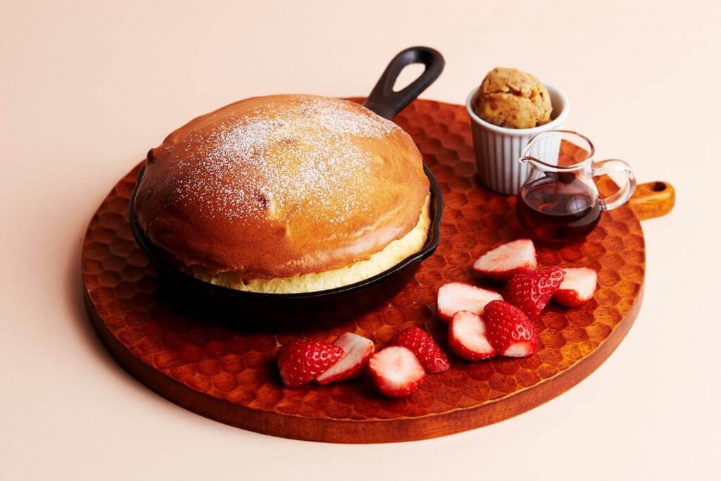 J.S. パンケーキカフェの『苺のスキレットスフレパンケーキ』