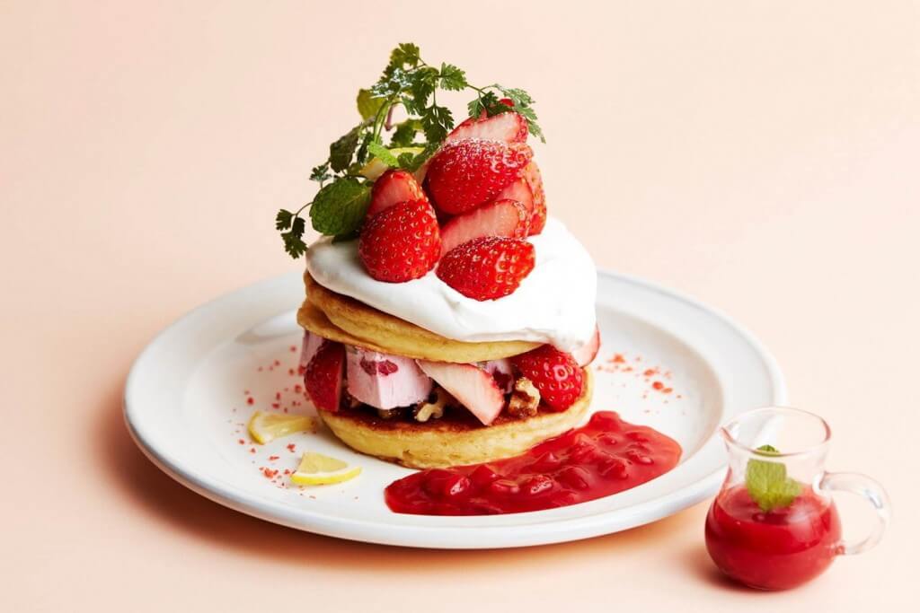 J.S. パンケーキカフェの『苺とフルーツアイスのパンケーキ』