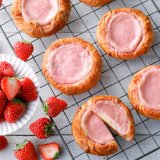 ルタオから人気のデニッシュに期間限定のいちご味が新登場！生地もいちご風味に！