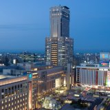 JRタワーホテル日航札幌が「北海道」と「笑顔」のイラストを浮かび上がらせるライトアップを実施！