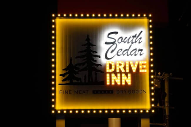 South Cedar DRIVE INN(サウス・シダ―・ドライブ・イン)の看板