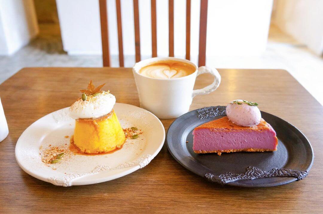 allee cafe アレイカフェの季節のプリン（かぼちゃ）と季節のバスクチーズケーキ （紫芋）