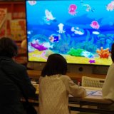 チカホで『おえかきパラダイスinチカホ』が開催！描いた魚がモニター内で泳ぐ“地下歩行空間水族館”が楽しめるぞっ！