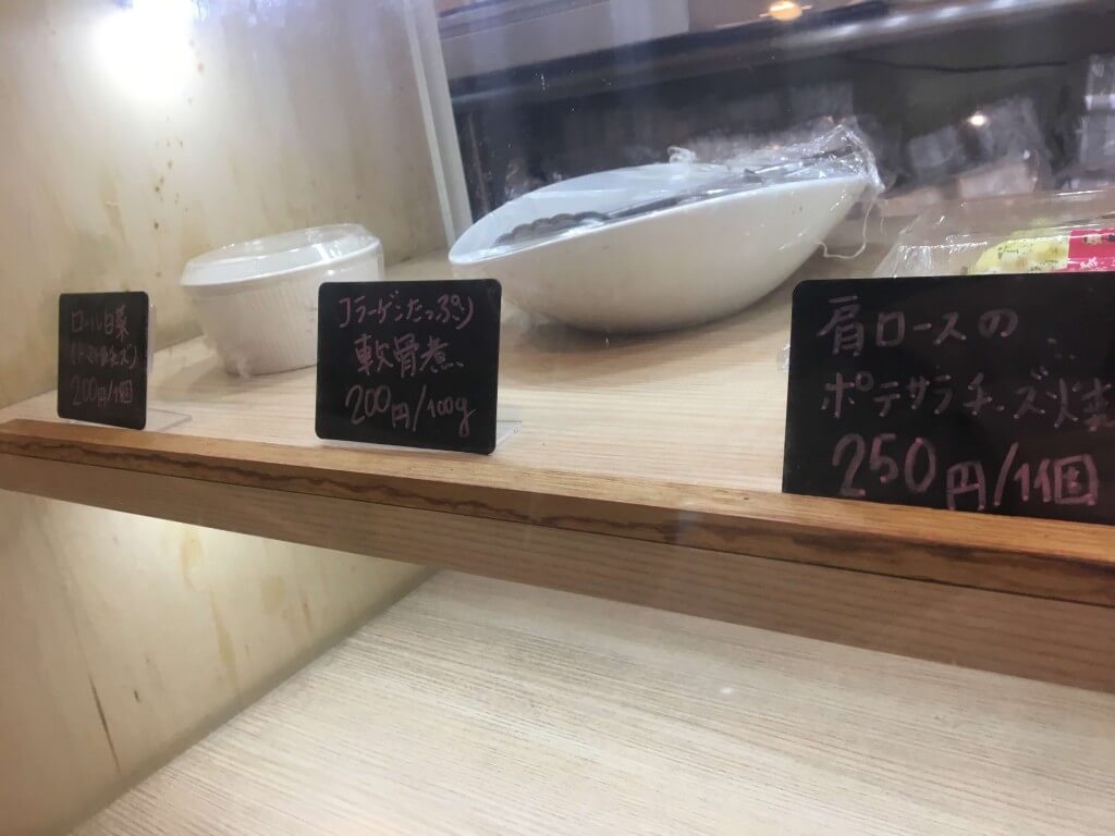 ひこま豚食堂・精肉店 Boo Deliの惣菜コーナー