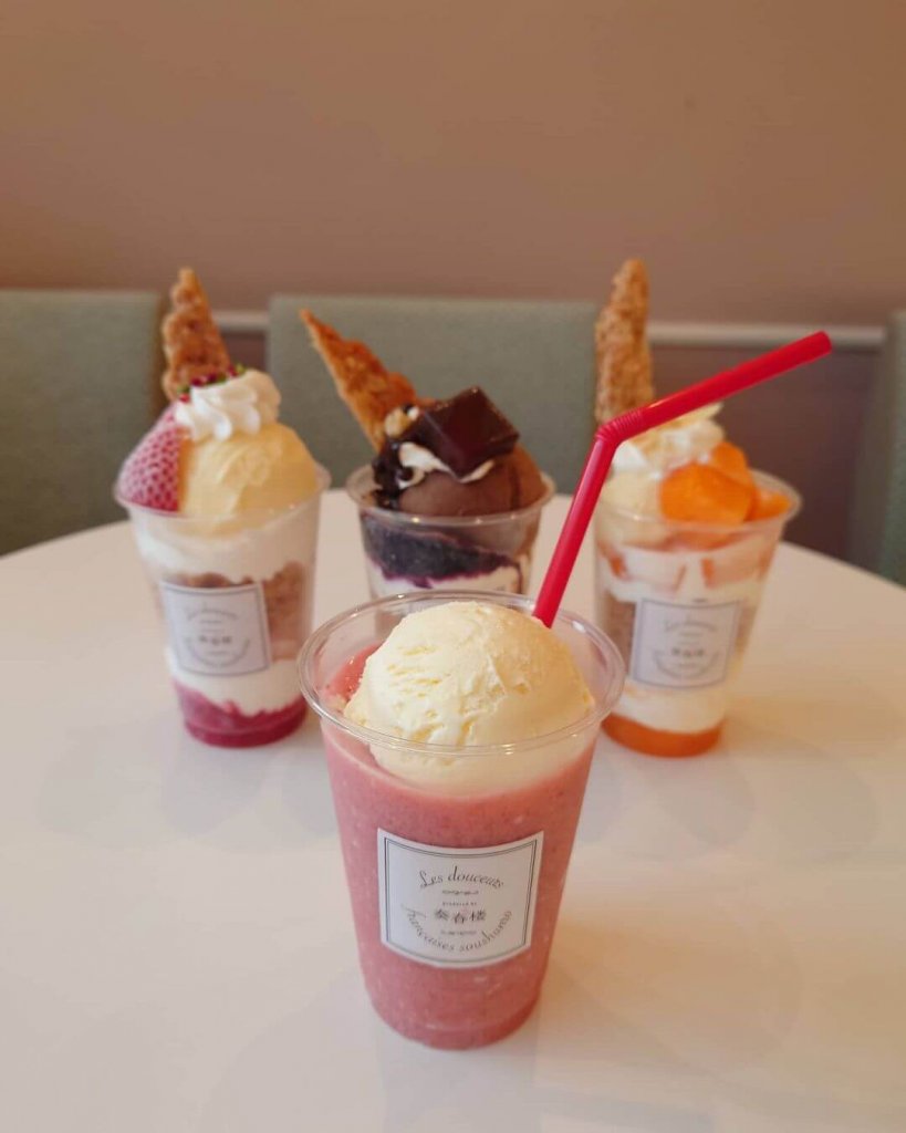 南16西10にある奏春楼から『お持ち帰りパフェ＆フロート』が発売！