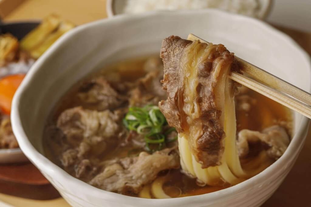丸亀製麺の神戸牛づくし膳-まずは打ち立てうどんと神戸牛を味わう