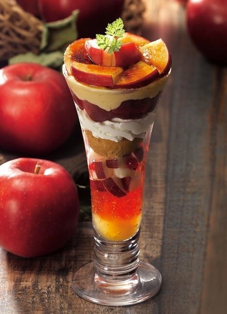 ロイヤルホスト『Baked Apple ～紅玉りんご～』-焼きりんごと塩キャラメルアイスのブリュレパフェ