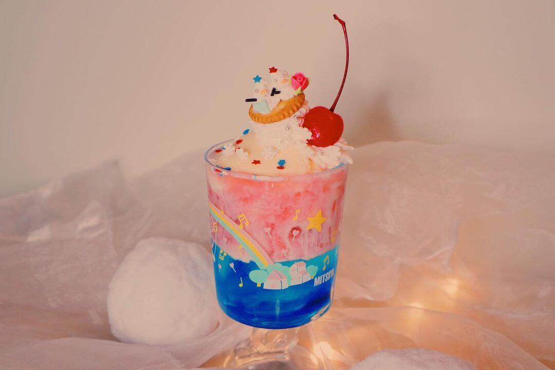 喫茶フルーッの『SnowManの渡辺翔太さんと宮舘涼太さんをイメージしたゆり組の推し色クリームソーダ』