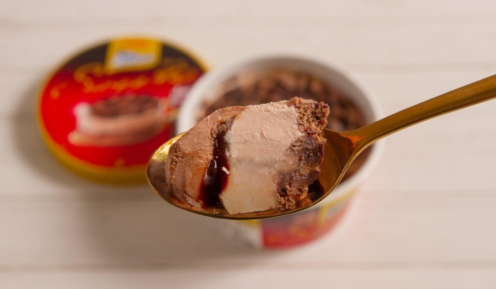 『明治 エッセル スーパーカップSweet’s 4層仕立てのガトーショコラ』-“とろっと食感”の「チョコ風味ソース」が全体の味わいを格上げ！