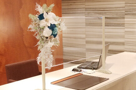 札幌パークホテル冬のイルミネーション『パークブルー』-飛沫感染防止アクリルパーテーションの装飾
