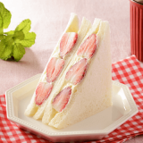 ローソンから『いちごカスタードサンド』、『まるごと苺みるく大福』などいちごを使った商品が1月12日(火)より発売！