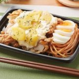ファミリーマートからフォーリンデブはっしーさん監修のパン・チキン南蛮弁当が2月9日(火)より発売！