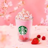 スターバックスから甘酸っぱいストロベリーの風味をもっと楽しめる『さくら咲いた ベリー フラペチーノ(R)』が3月24日(水)より発売！