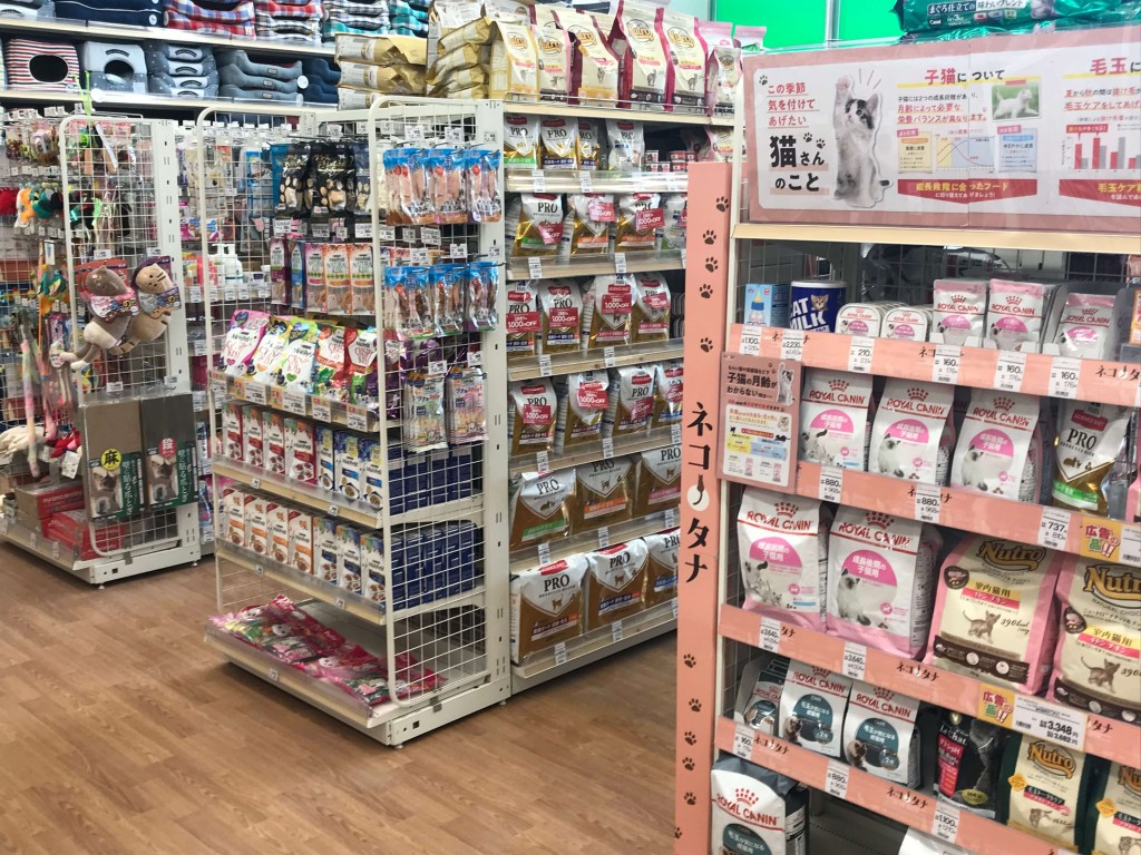 PETEMO 札幌苗穂店-犬・猫・小動物別の売場展開