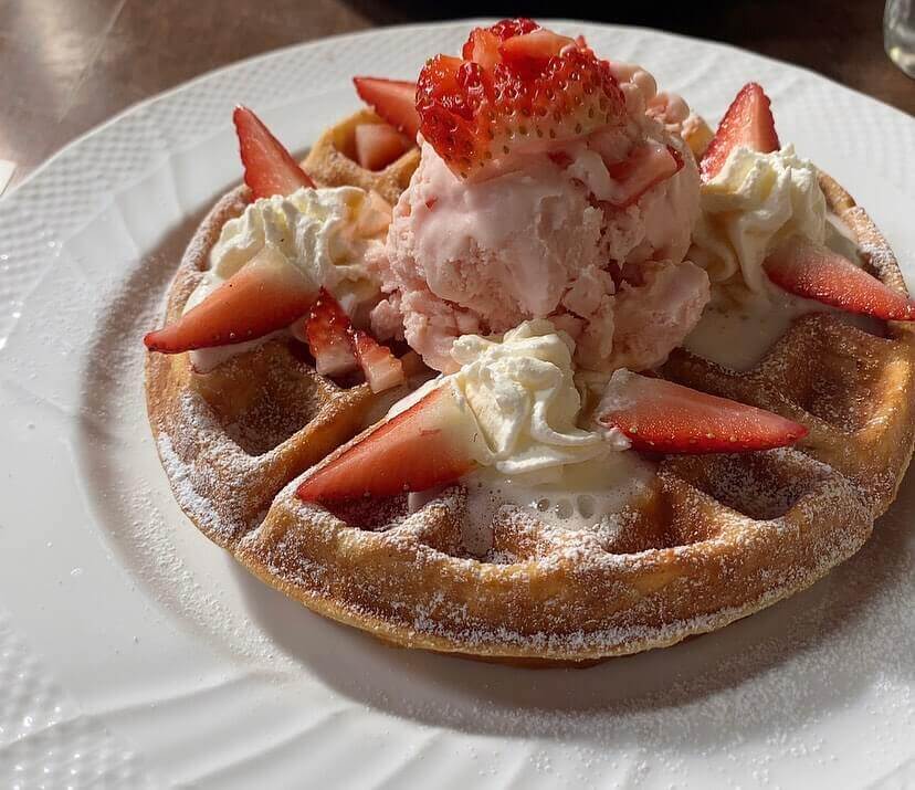 豊平区にあるサッポロ珈琲館 月寒店から季節限定『桜といちごのワッフル』が発売！