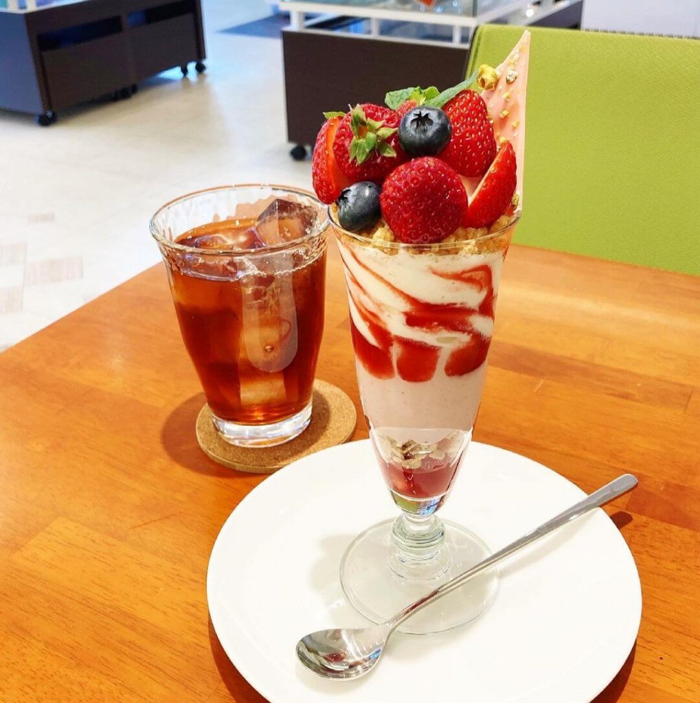 創成川イーストにあるサッポロスイーツガーデン パロムが『苺のパフェ』をお試し価格 980円で提供!