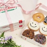 クリスピー・クリーム・ドーナツではママの笑顔をイメージしたスマイルドーナツ『ママ カスタード』が4月28日(水)より発売！