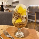 丸井今井にあるカフェエデンにて『トリュフ香るブルーチーズジェラートとパインマスカルジェラートのパフェ』が5月24日(月)より発売！