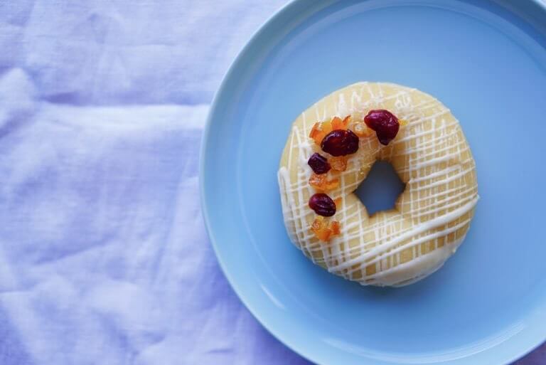 札幌三越にあるふわもち邸 まちなか店から6月限定『オレンジ＆クランベリークリームチーズ ﻿ ドーナツ』が発売！