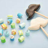 札幌ステラプレイスにもあるパパブブレから『父の日スイーツ』が発売中！「蝶ネクタイロリポップ」「ひげロリポップ」など