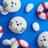 クリスピー・クリーム・ドーナツから水族館の人気者 アザラシと浮き輪モチーフの『アザラシ カスタード』『スイカ スイム リング』が6月23日(水)より発売！