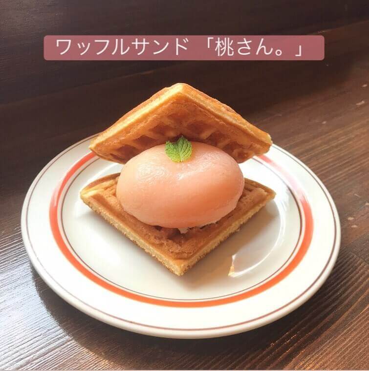 CAFE FUGOの『FUGO2周年プレート』-ワッフルサンド「桃さん。」