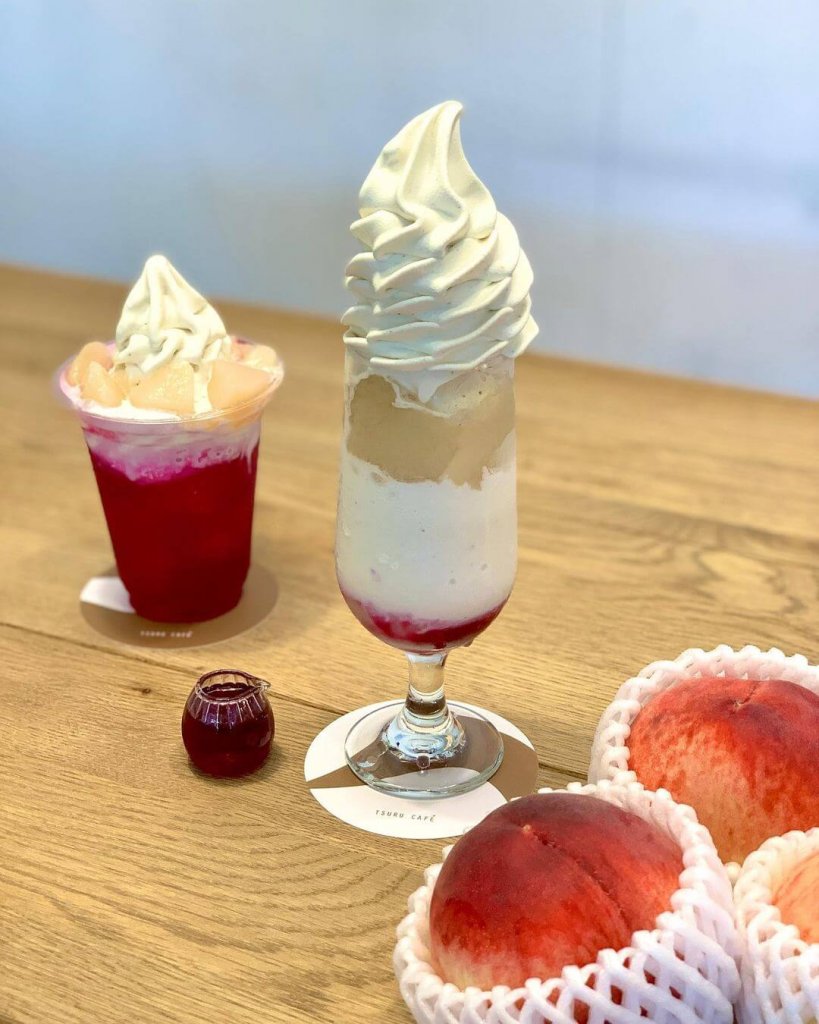 宮の森にあるTSURU CAFEから季節限定フレーバーソフト「もも」が登場！