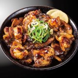 すた丼屋から本格BBQの様な炭焼きの香りが濃厚な豚トロ×牛ホルモンの豪快すたみな丼『炭焼き牛ホルすた丼』が7月1日(木)より発売！