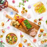北3西1にあるANAクラウンプラザホテル札幌から花をモチーフにしたカラフルな料理ブッフェ『ランチ＆デザートブッフェ “Summer flowers”』が8月13日(金)より3日間限定で開催！
