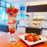 創成川イーストにあるサッポロスイーツガーデン パロムから『道産いちごのパフェ』が発売！