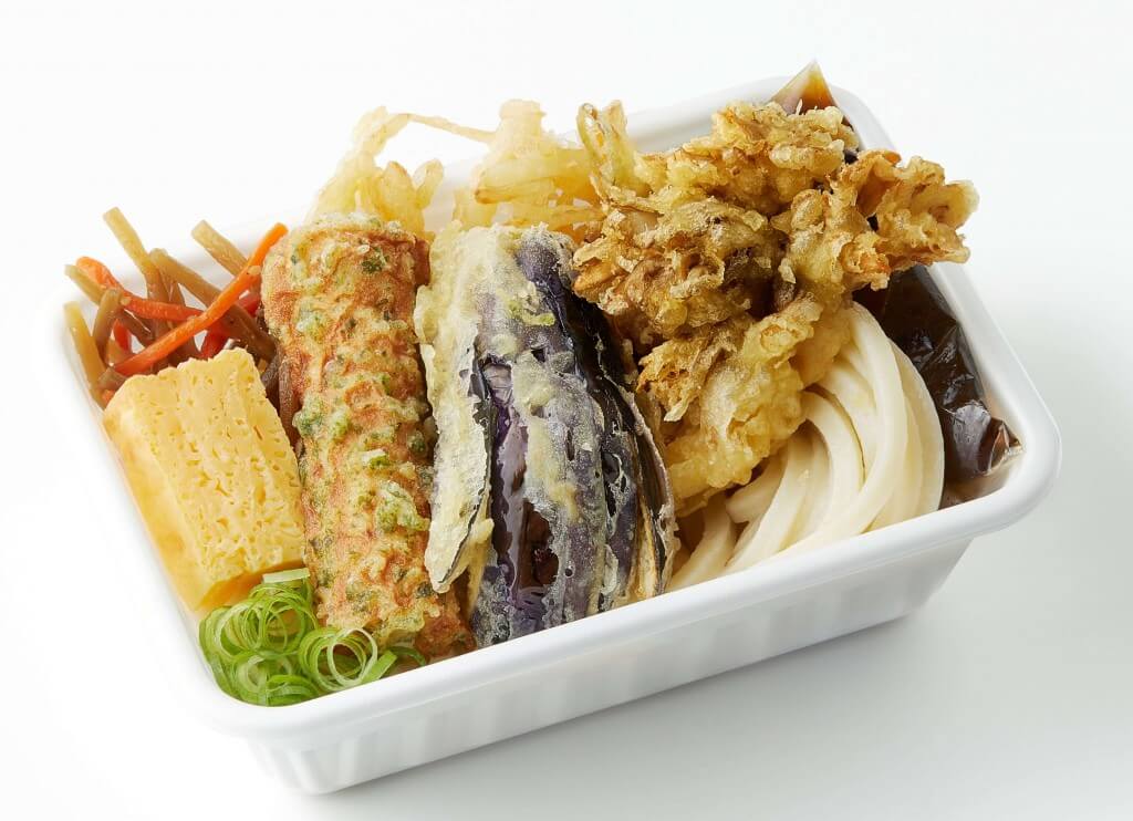 丸亀製麺の『秋野菜の天ぷらと定番おかずのうどん弁当』