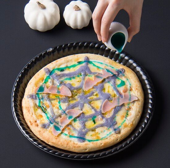 白い恋人パーク『白い恋人パーク にゃ ハロウィン～魔法をかけられた黒猫の館』-くもの巣チーズピザ～魔法のソースを添えて～