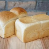 札幌パンの『焼き食パン(左)、生食パン(右)』