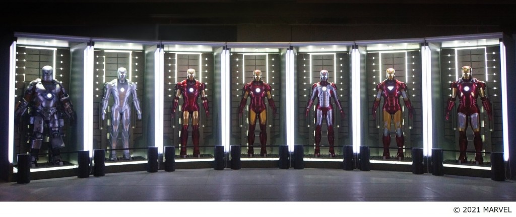『マーベル・スタジオ／ヒーローたちの世界へ』-『アイアンマン』 トニー・スタークのラボに格納されたアーマー群