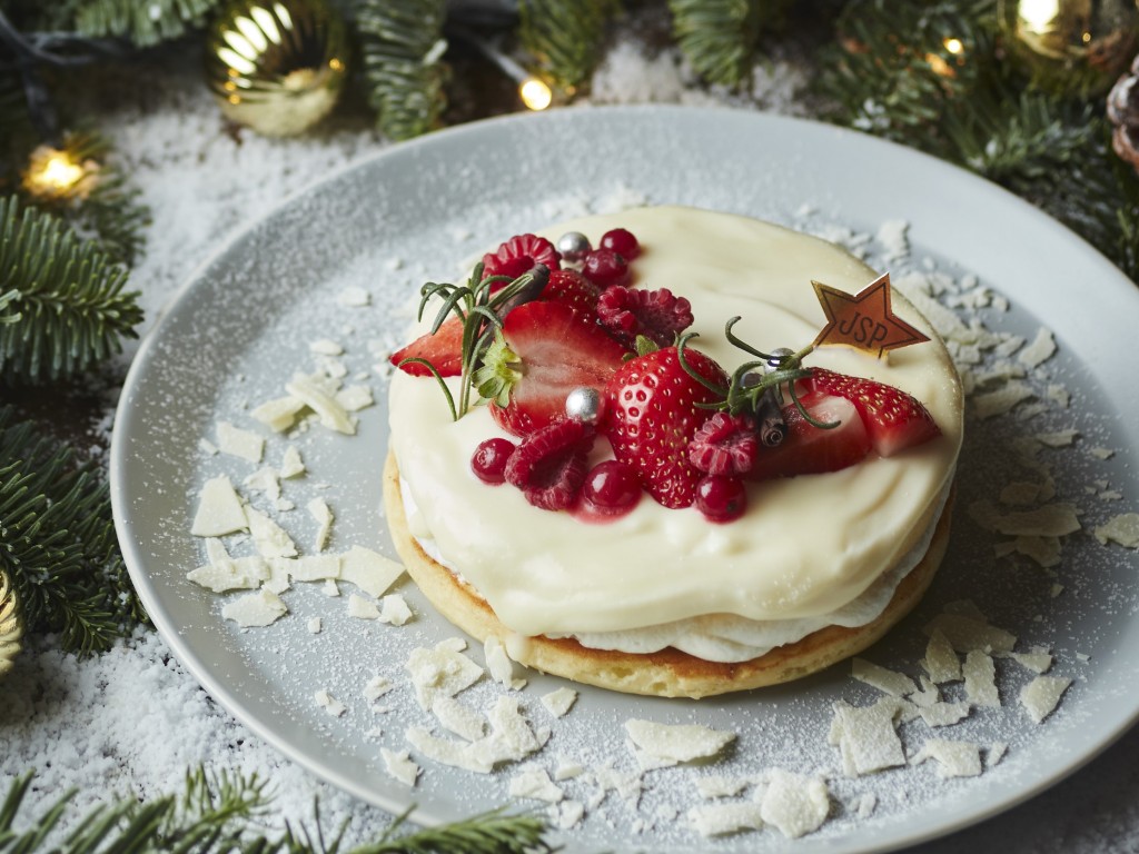 J.S. PANCAKE CAFEの『～酒々井店から贈るクリスマス～苺とホワイトチョコのクリスマスパンケーキ』